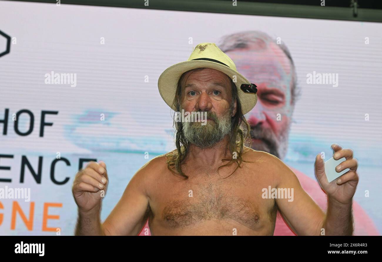 Der Extremsportler und Motivationstrainer Wim Hof, auch bekannt als the Iceman, bei der Pressekonferenz zum Tagesworkshop Eisbaden, Die Wim Hof Methode, der AM 03.08.2024 in der LanxessArena stattfindet. *** L'atleta estremo e allenatore motivazionale Wim Hof, noto anche come l'uomo d'ghiaccio, alla conferenza stampa per il workshop di un giorno Ice Bathing, il metodo Wim Hof, che si svolgerà il 03 08 2024 nella LanxessArena Foto Stock