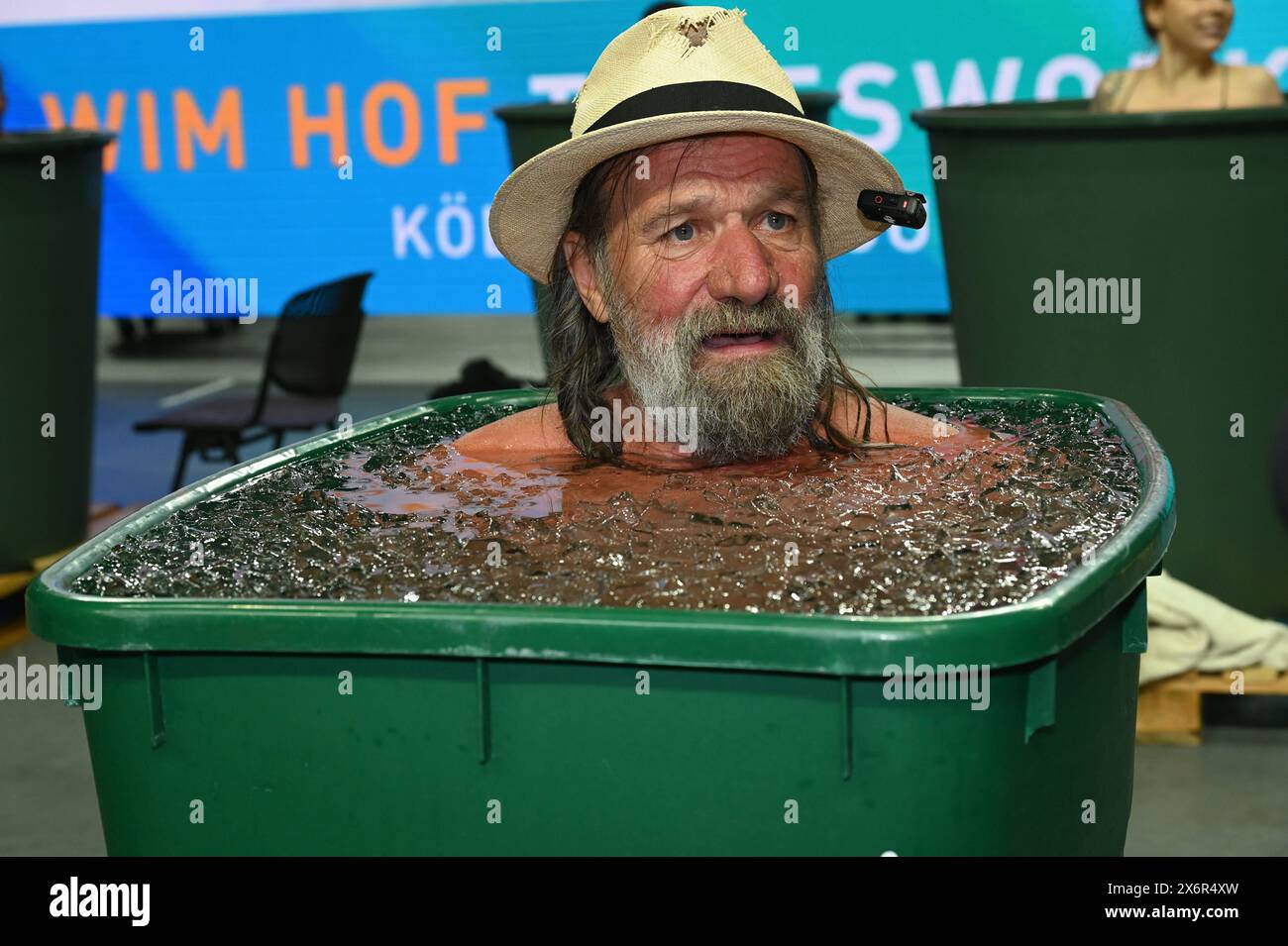 Der Extremsportler und Motivationstrainer Wim Hof, auch bekannt als the Iceman, bei der Pressekonferenz zum Tagesworkshop Eisbaden, Die Wim Hof Methode, der AM 03.08.2024 in der LanxessArena stattfindet. *** L'atleta estremo e allenatore motivazionale Wim Hof, noto anche come l'uomo d'ghiaccio, alla conferenza stampa per il workshop di un giorno Ice Bathing, il metodo Wim Hof, che si svolgerà il 03 08 2024 nella LanxessArena Foto Stock