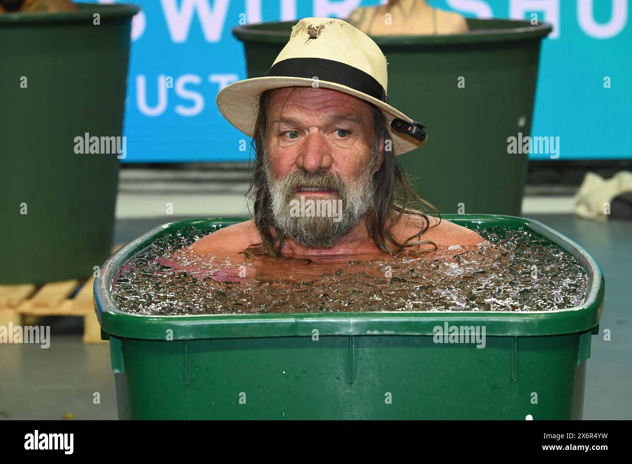 Der Extremsportler und Motivationstrainer Wim Hof, auch bekannt als the Iceman, bei der Pressekonferenz zum Tagesworkshop Eisbaden, Die Wim Hof Methode, der AM 03.08.2024 in der LanxessArena stattfindet. *** L'atleta estremo e allenatore motivazionale Wim Hof, noto anche come l'uomo d'ghiaccio, alla conferenza stampa per il workshop di un giorno Ice Bathing, il metodo Wim Hof, che si svolgerà il 03 08 2024 nella LanxessArena Foto Stock