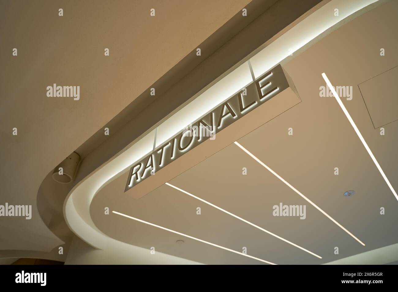 SINGAPORE - 06 NOVEMBRE 2023: Cartello razionale visto all'interno di Tang Plaza a Singapore. Foto Stock