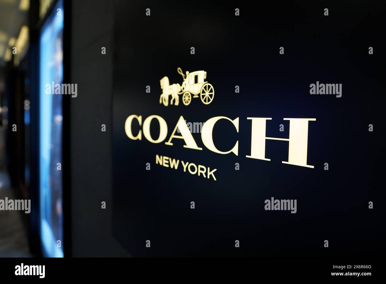 SINGAPORE - 06 NOVEMBRE 2023: Primo piano del cartello Coach visto nel complesso commerciale Paragon. Coach è una casa di moda di lusso americana speciale Foto Stock