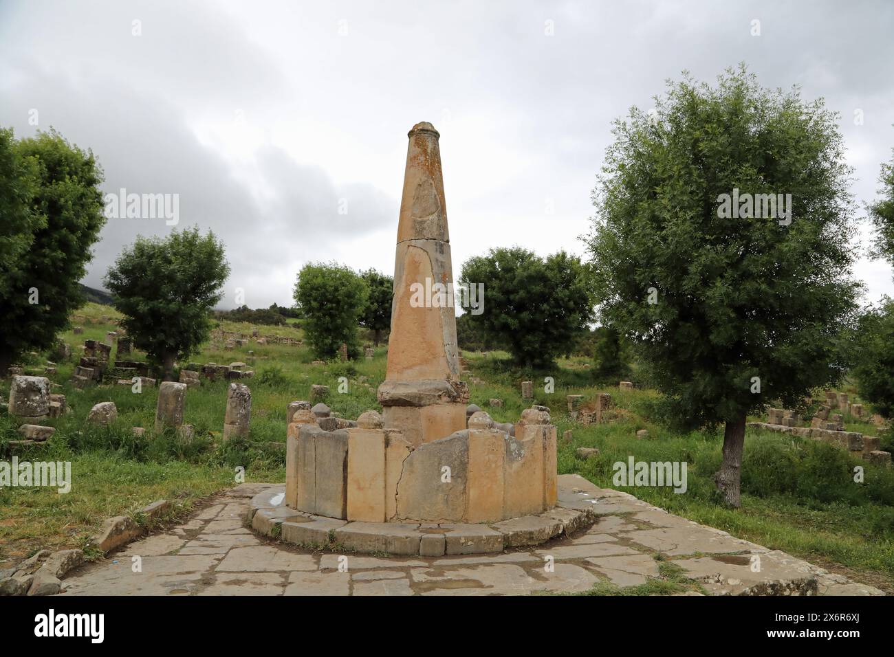 Resti di una fontana conica costruita dai Romani a Djemila in Algeria Foto Stock