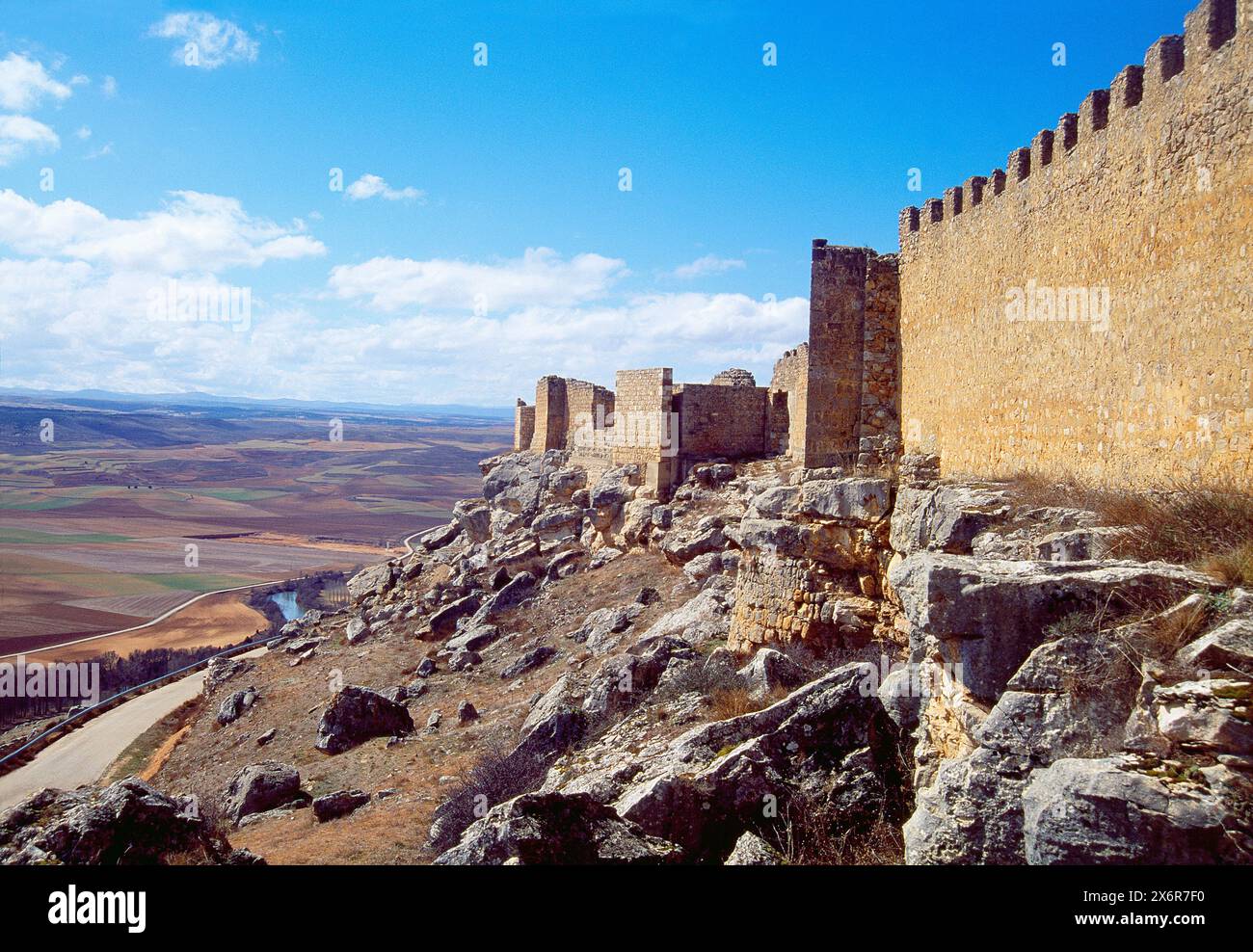 Castello e paesaggio. Gormaz, provincia di Soria, Castilla Leon, Spagna. Foto Stock