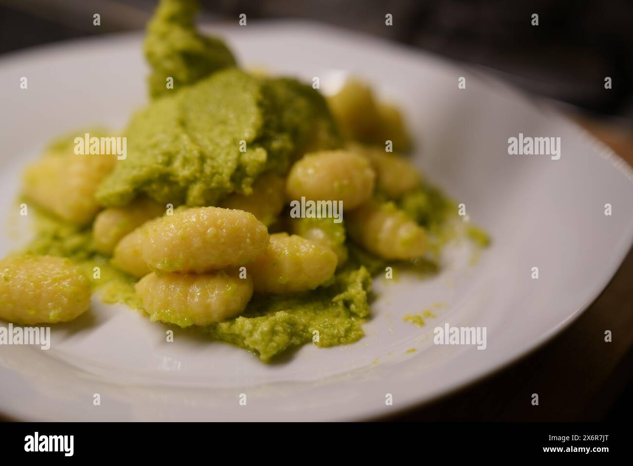 Gnocchi con pesto vegano fatto in casa Foto Stock