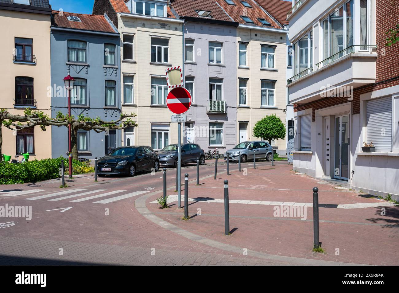 Laeken, Bruxelles capitale, Belgio - 12 maggio 2024 - Bending Edouard Faes Street dopo la ristrutturazione della città per un traffico automobilistico più lento e altre biciclette Foto Stock