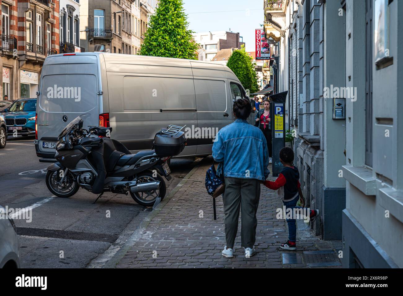 Ixelles, regione di Bruxelles capitale, Belgio - 13 maggio 2024 - furgone di grandi dimensioni parcheggiato in modo errato sul marciapiede pedonale Foto Stock