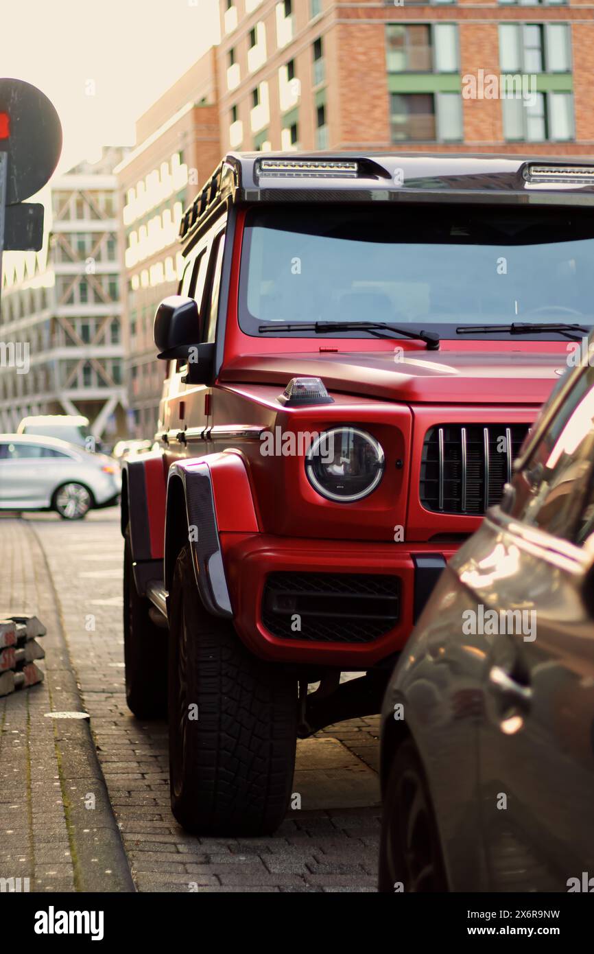 Der G63 4x4² in mattem Rot ist nicht nur ein Fahrzeug, sondern eine wahre legende auf Rädern. Foto Stock