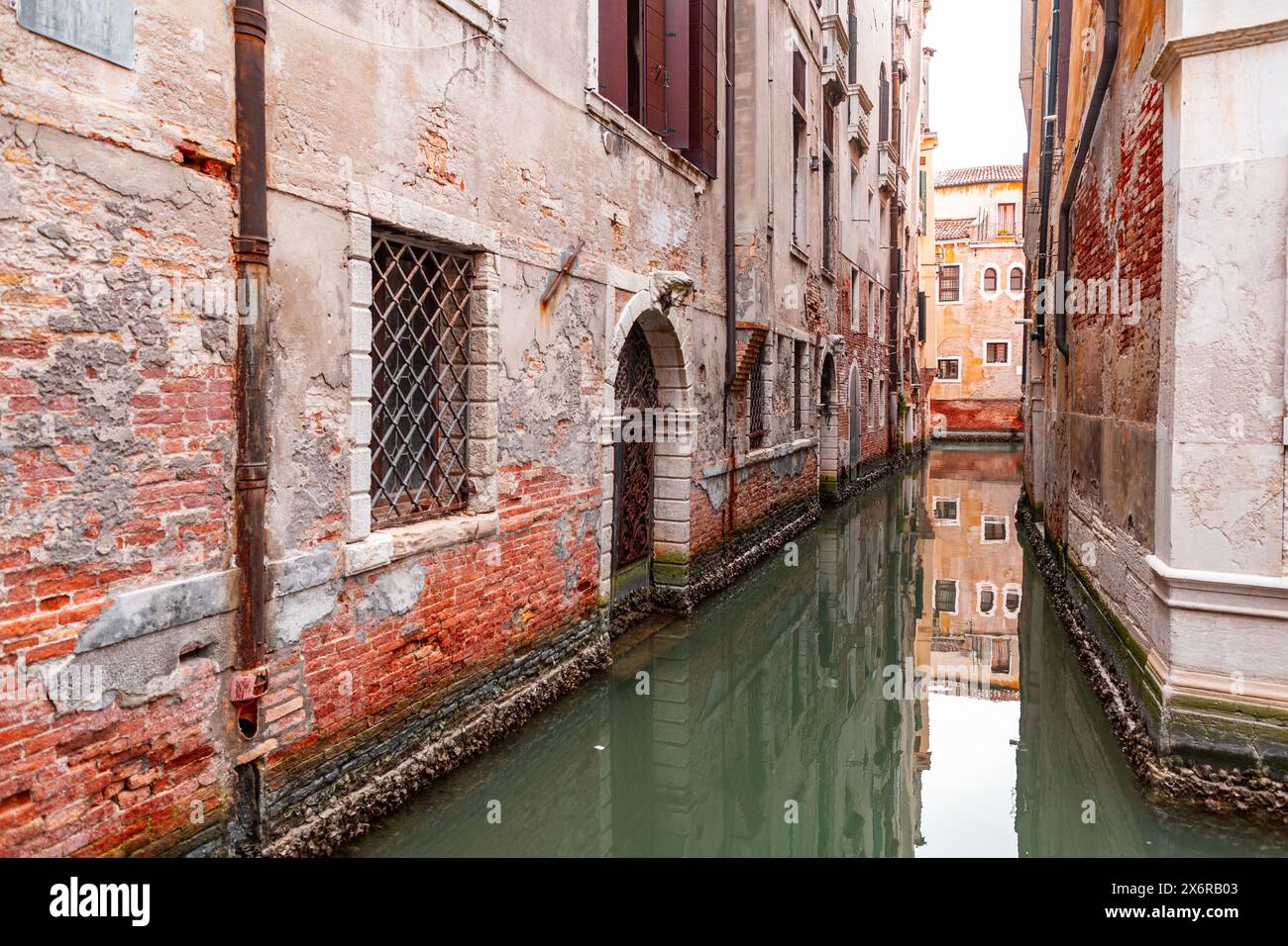 Splendidi canali e tradizionali edifici veneziani a Venezia, Veneto, Italia nord-orientale. Foto Stock