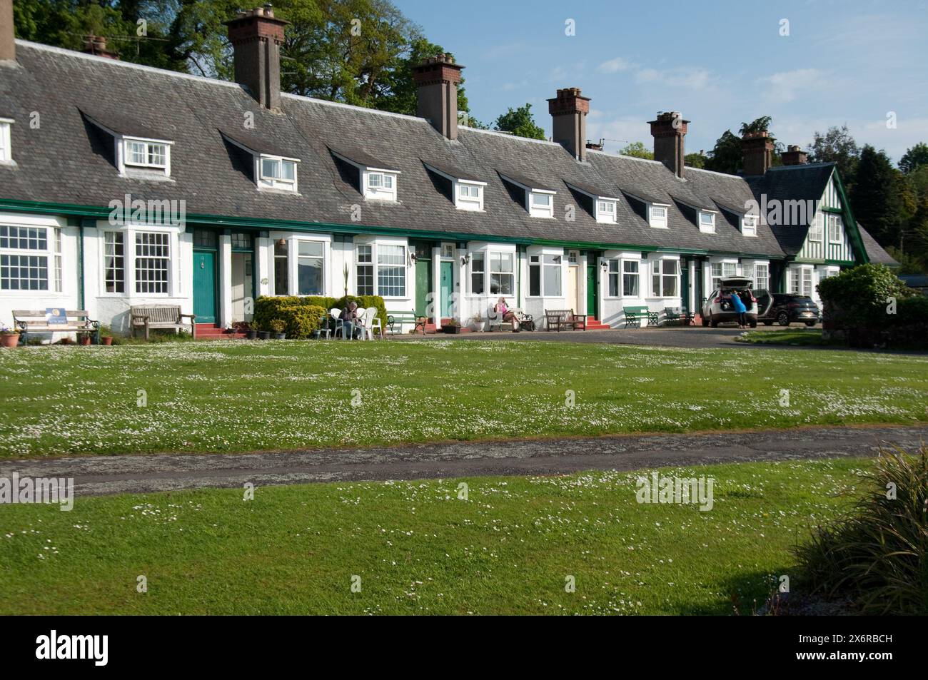 Cottage dei lavoratori, Lamlash, Isola di Arran, Scozia, Regno Unito. Sul lungomare si trova Hamilton Terrace; due terrazze di cottage identici, costruite nel 1895. Foto Stock