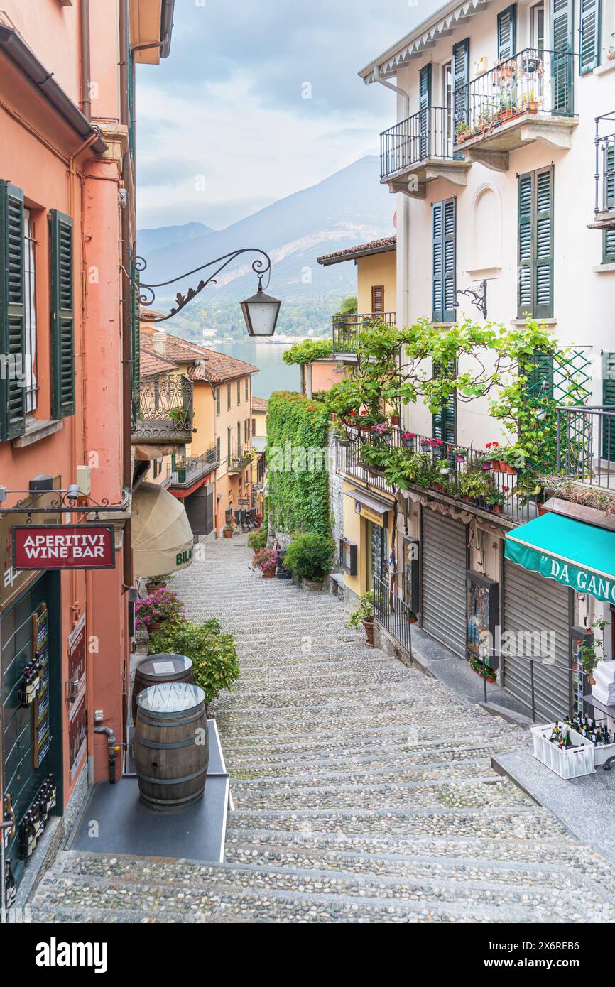 I famosi gradini della salita Serbelloni a Bellagio sul Lago di Como in Italia Foto Stock