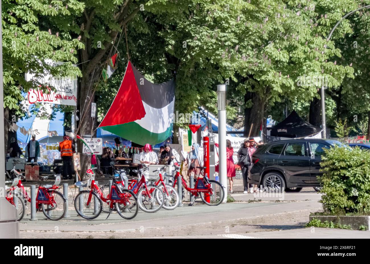 Amburgo, Germania. 15 maggio 2024. Una grande bandiera palestinese è appesa sopra l'ingresso del campo di solidarietà palestinese di Amburgo vicino all'università di Moorweide. Credito: Markus Scholz/dpa/Alamy Live News Foto Stock