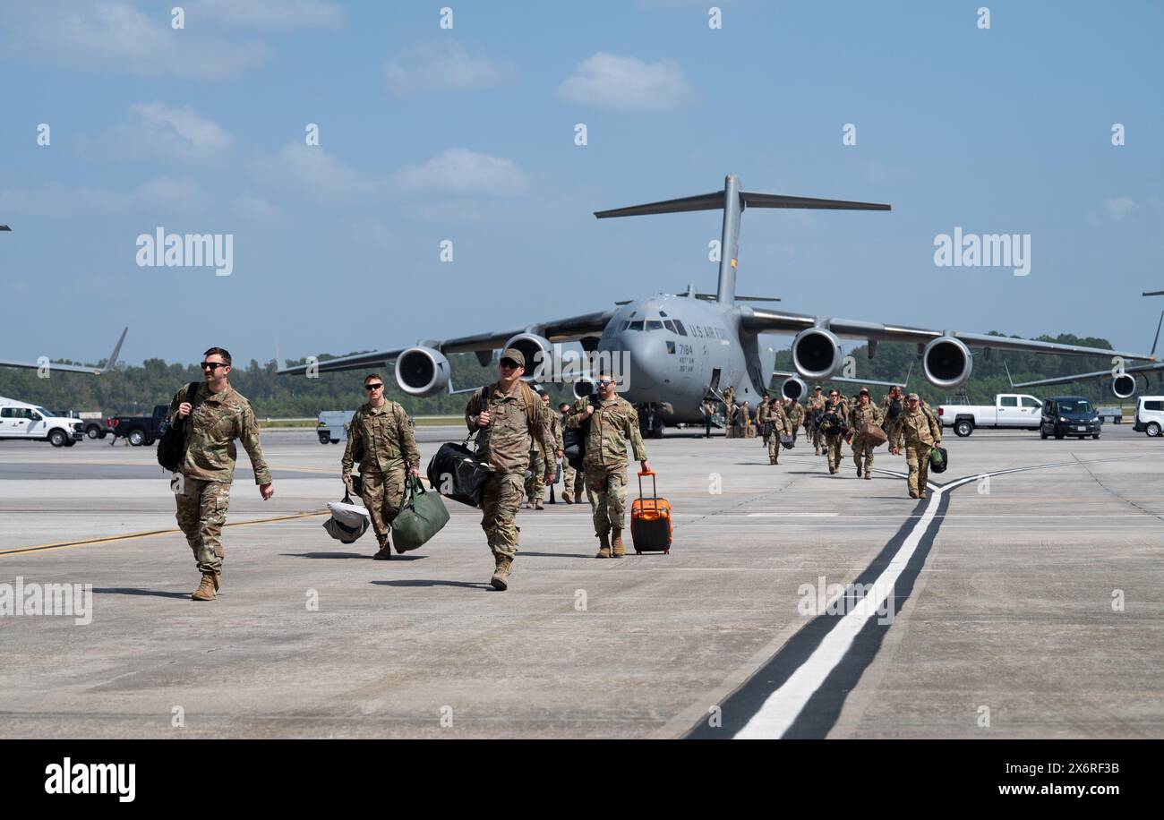 Gli aviatori del 15th Expeditionary Airlift Squadron sono accolti a casa da familiari e amici sulla linea di volo presso Joint base Charleston, South Carolin Foto Stock