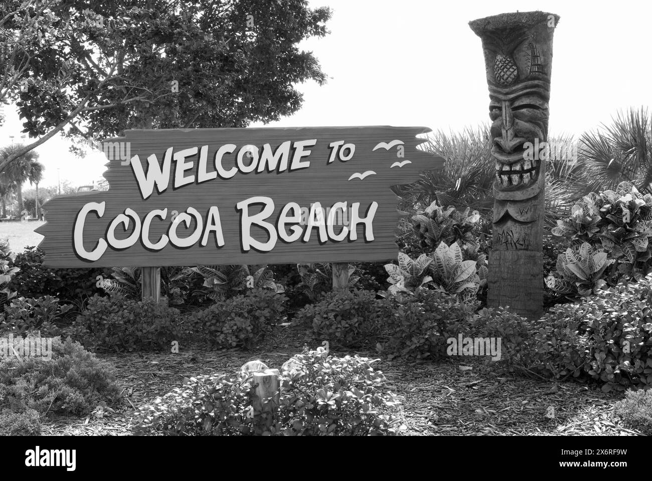 Benvenuto al cartello e totem di Cocoa Beach in Florida, Stati Uniti. Foto Stock
