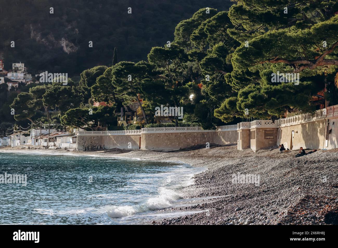 Pittoresca spiaggia di Eze sur Mer al tramonto Foto Stock