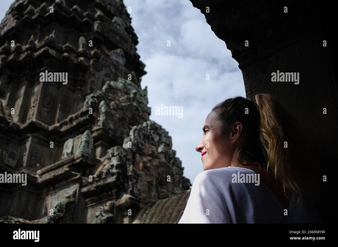 Donna turistica nel tempio di Angkor Wat in Cambogia Foto Stock