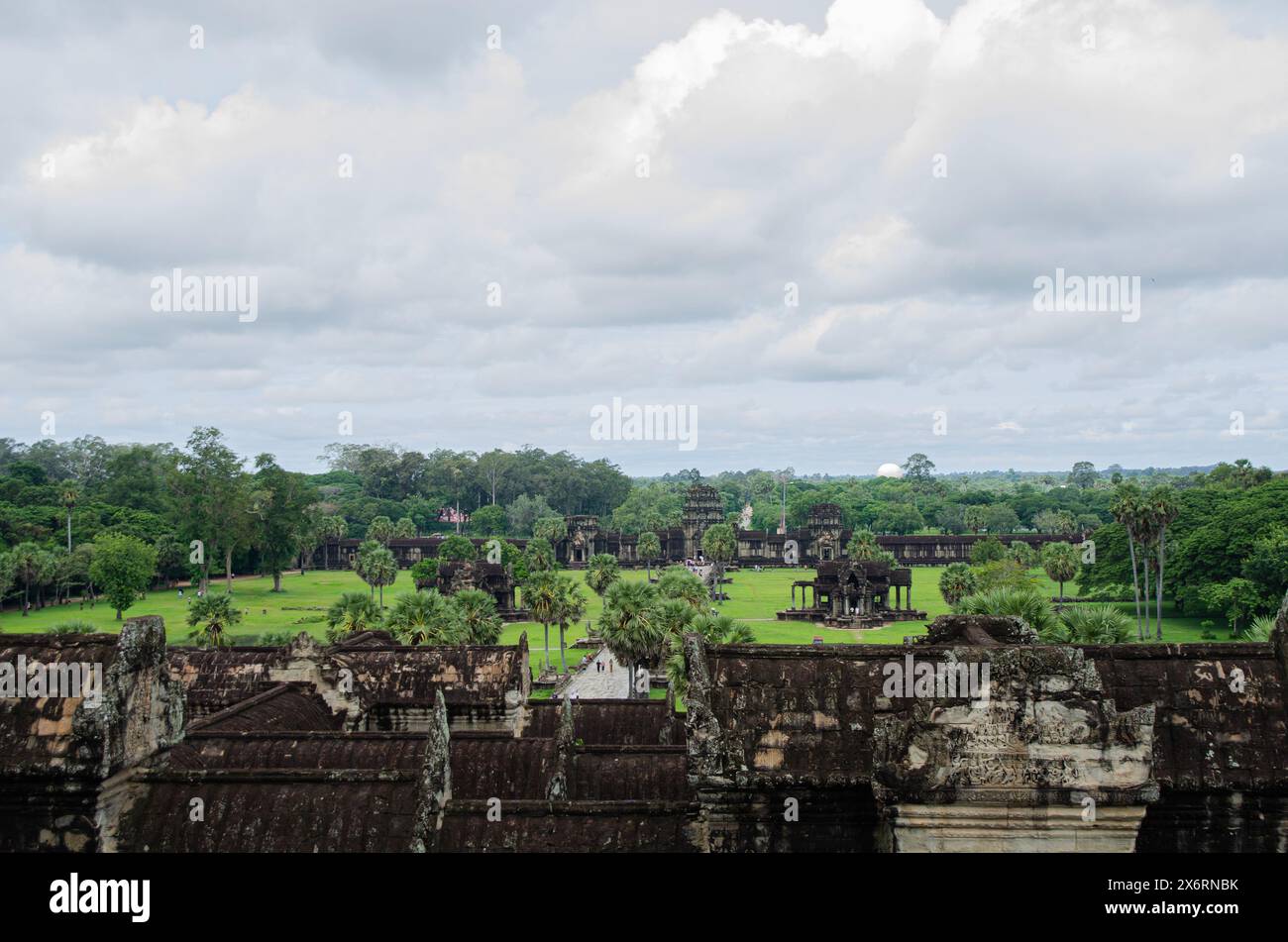 Antiche rovine del tempio buddista di Angkor Wat a Siem Reap, Cambogia. Green Lands e vista della foresta dai monumenti Foto Stock