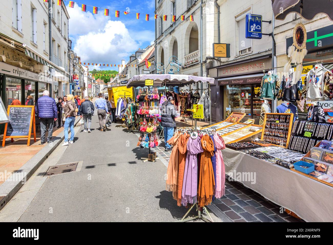 Trafficata strada chiusa il giorno del mercato con i commercianti - Loches, Indre-et-Loire (37), Francia. Foto Stock