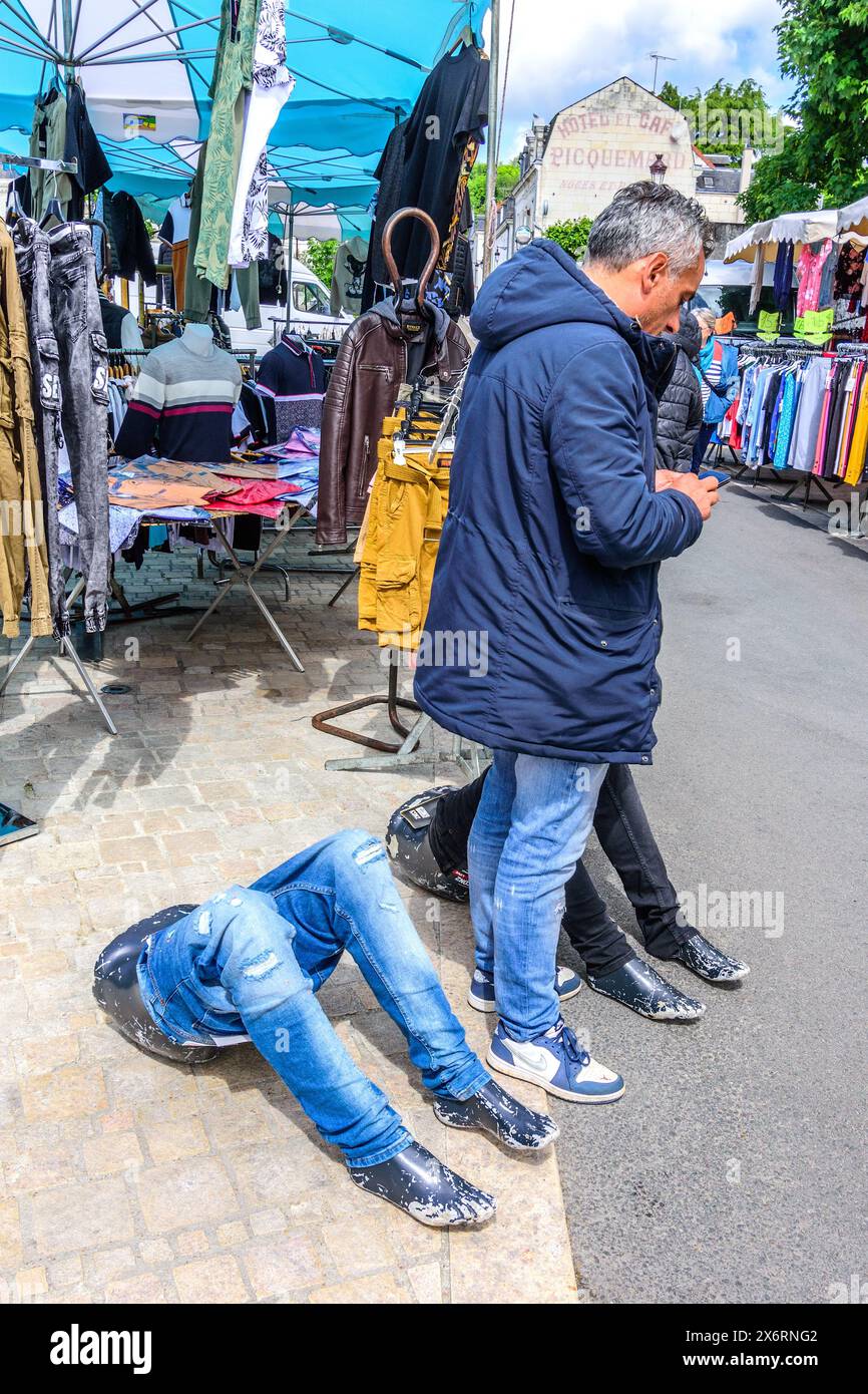 Mercato dell'abbigliamento con simpatiche gambe di manichino vestite di jeans blu malandato - Loches, Indre-et-Loire (37), Francia. Foto Stock