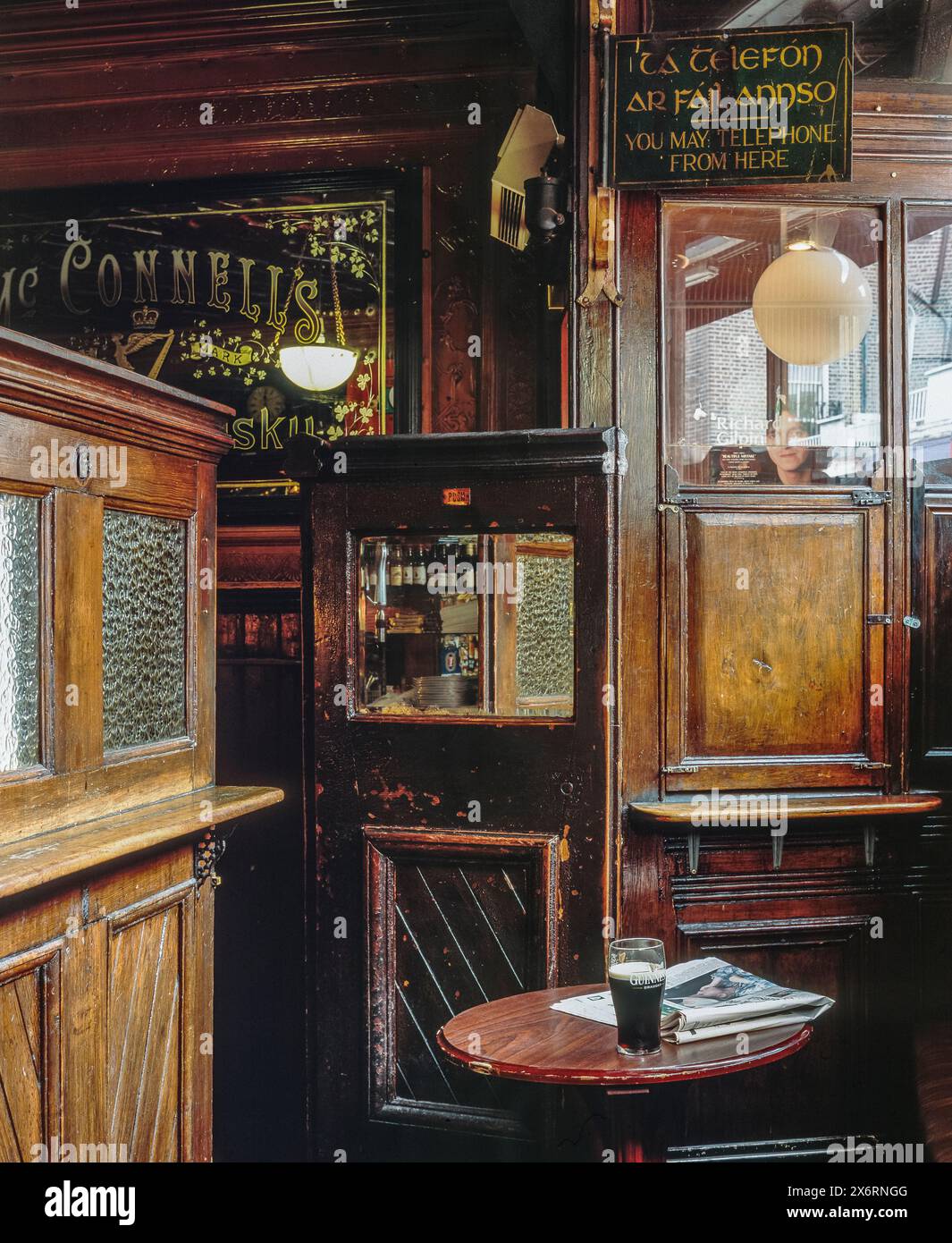 Il comfort a Doheny & Nesbitt, un famoso vecchio pub in Baggot Street, Dublino, Irlanda. Un bell'esempio di un tradizionale interno di pub irlandese vittoriano intatto Foto Stock