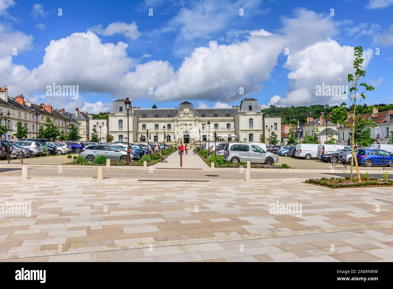 Vista sulla Place de Verdun, recentemente ripavimentata, verso l'Hotel de la Cité Royale - Loches, Indre-et-Loire (37), Francia. Foto Stock