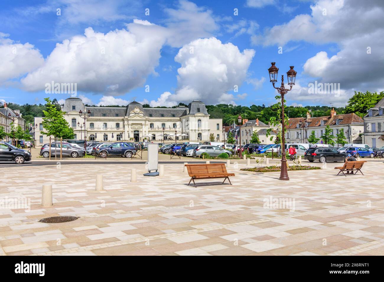 Vista sulla Place de Verdun, recentemente ripavimentata, verso l'Hotel de la Cité Royale - Loches, Indre-et-Loire (37), Francia. Foto Stock