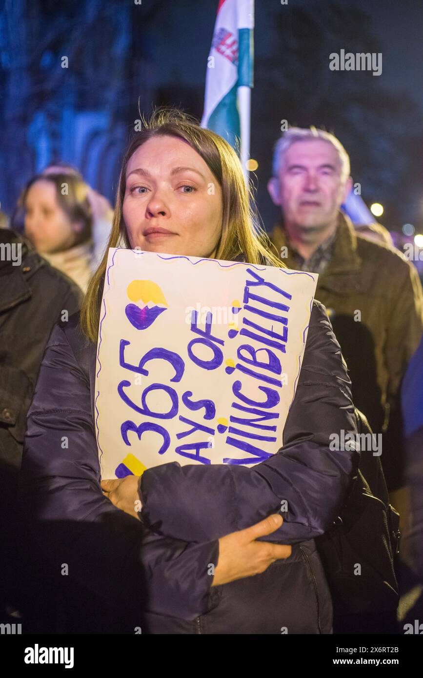 Dimostrazione di solidarietà Ucraina, Budapest, Ungheria UNGARN, 24.02.2023, Budapest vi Bezirk. Ukrainekrieg: Solidartitaetsdemo zum 1. La Jahrestag des russischen ha totalizzato Angriffs. Abschlusskundgebung in der Bajza utca gegenueber der russischen Botschaft: 365 Tage Unbesiegbarkeit guerra Ucraina: Dimostrazione di solidarietà per l'Ucraina in occasione del primo anniversario dell'attacco russo su vasta scala. Manifestazione finale in via Bajza di fronte all'ambasciata russa. Â *** manifestazione di solidarietà Ucraina, Budapest, Ungheria UNGHERIA, 24 02 2023, Budapest vi distretto Ucraina guerra manifestazione di solidarietà il Th Foto Stock