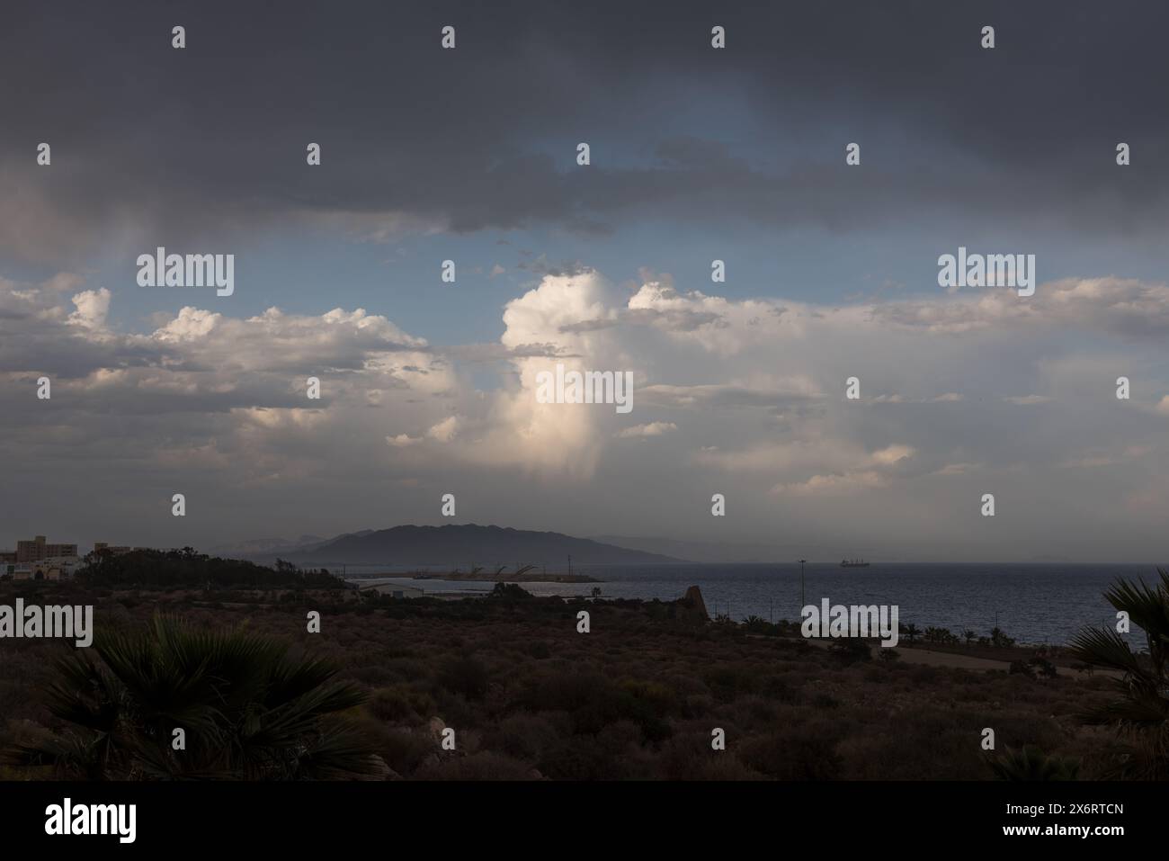 Vista verso Garrucha da Mojacar con il monte Murcia. scendi sullo sfondo con lo skyline e l'alba di prima mattina Foto Stock