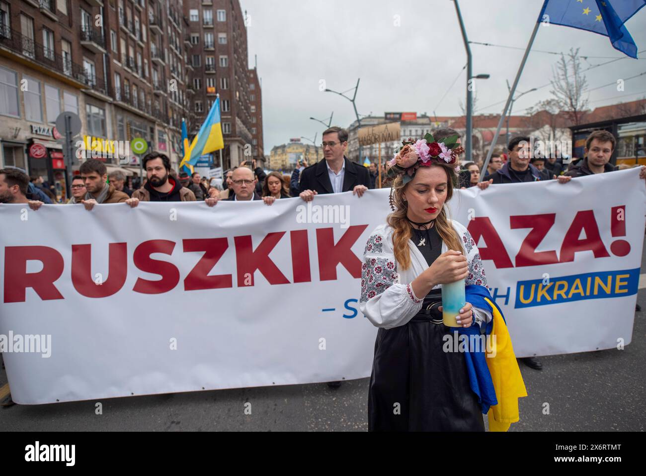 Dimostrazione di solidarietà Ucraina, Budapest, Ungheria UNGARN, 24.02.2024, Budapest V. Bezirk. Ukrainekrieg: Solidartitaetsdemo zum 2. La Jahrestag des russischen ha totalizzato Angriffs. Inizio vom Deak tÃ *** manifestazione di solidarietà Ucraina, Budapest, Ungheria UNGHERIA, 24 02 2024, Budapest V distretto Ucraina manifestazione di solidarietà di guerra nel 2 ° anniversario dell'attacco totale russo inizio da Deak tÃ Copyright: MartinxFejer/estost.net Fejer24022416 Foto Stock