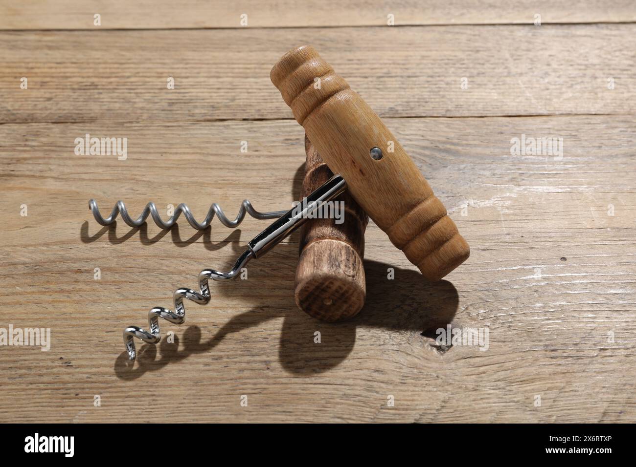 Due diversi cavatappi su un tavolo di legno. Utensili da cucina Foto Stock