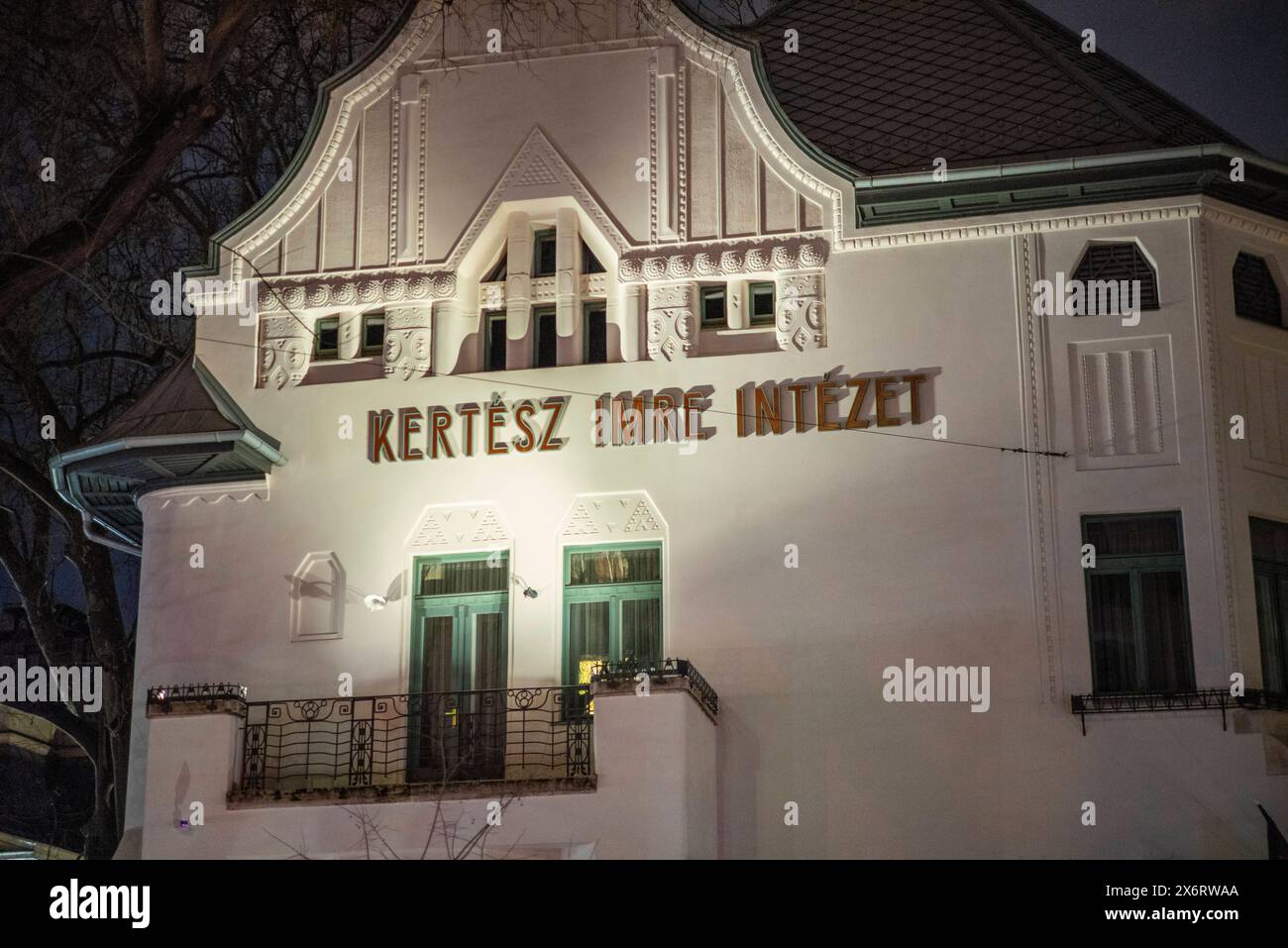 Imre Kertesz Institute, Budapest, Ungheria UNGARN, 02.2024, Budapest vi. Bezirk. DAS Institut zu Ehren des verstorbenen und vom System usurpierten Literatur-Nobelpreistraegers von 2002, Imre KertÃ *** Imre Kertesz Institute, Budapest, Ungheria, 02 2024, Budapest vi Distretto l'Istituto in onore del premio Nobel per la letteratura alla fine del 2002, Imre Kertesz, che fu usurpato dal sistema. Copyright: MartinxFejer/estost.net Fejer24022460 Foto Stock