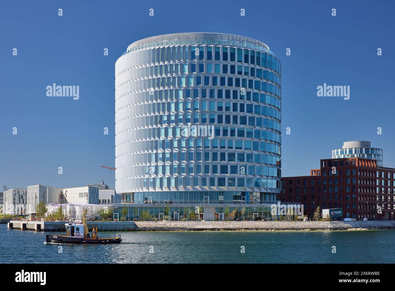 Spidsen, edificio per uffici, progettato da Vilhelm Lauritzen Arkitekter, CoBE & Tredje Natur, 2023; Nordø, Copenaghen, Danimarca Foto Stock