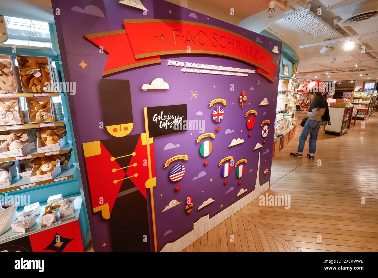 LA PRIMA FAO SCHWARZ APRE A PARIGI Foto Stock