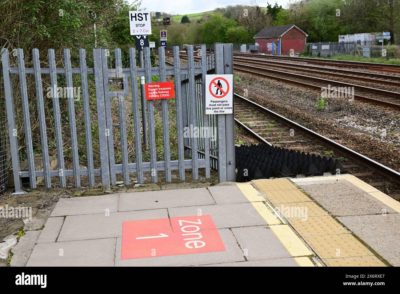 Cartelli alla fine del binario alla stazione di Totnes, South Devon. Foto Stock