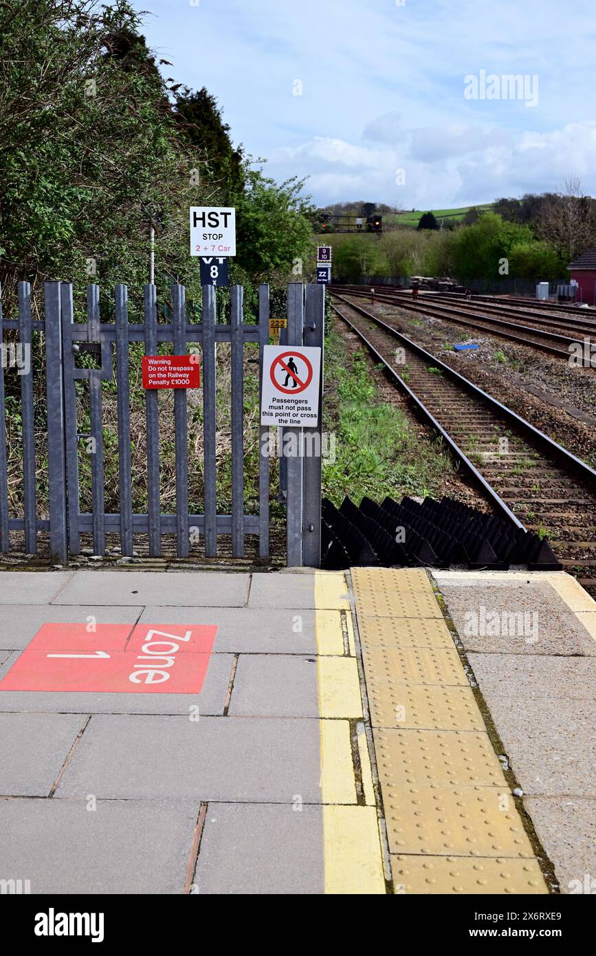 Cartelli alla fine del binario alla stazione di Totnes, South Devon. Foto Stock