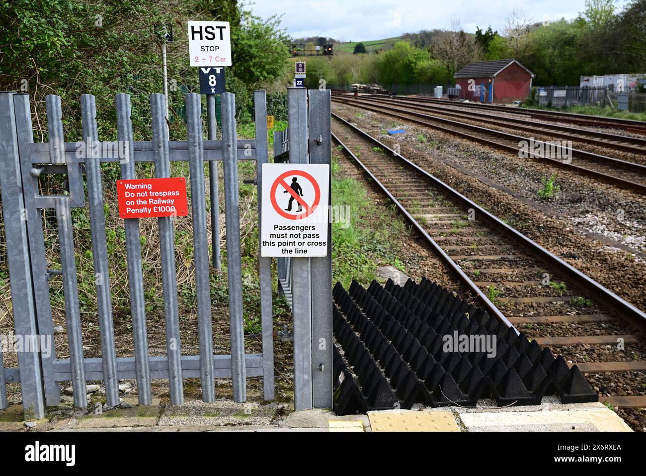 Cartelli alla fine del binario alla stazione di Totnes, South Devon. Foto Stock