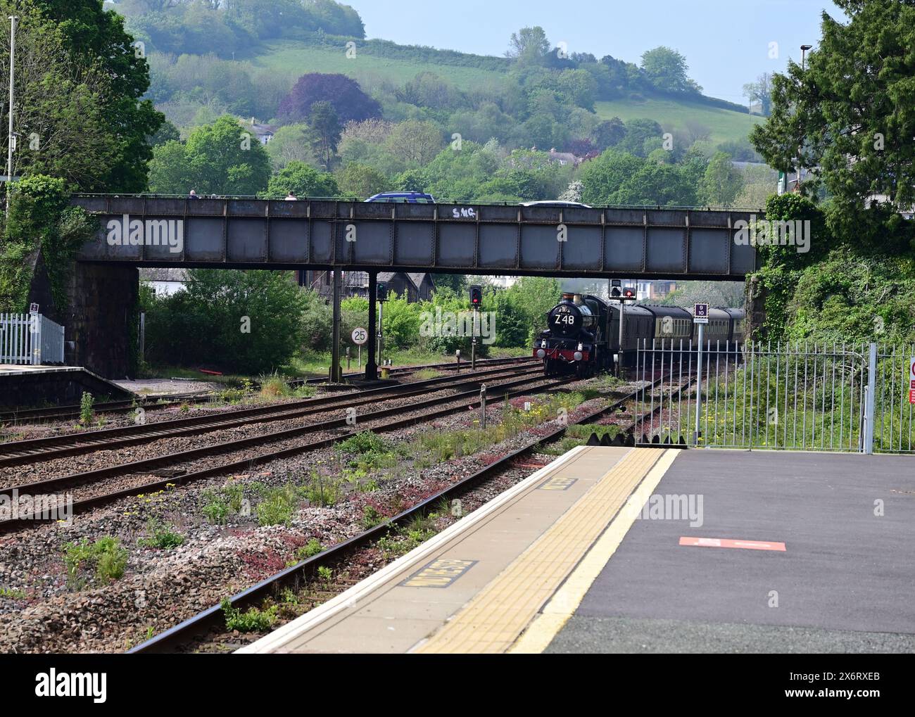 Castello GWR classe No. 7029 Castello di Clun che trasporta il tour ferroviario della "Great Western Railway" attraverso Totnes, nel Devon meridionale. Foto Stock