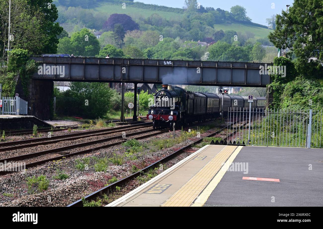 Castello GWR classe No. 7029 Castello di Clun che trasporta il tour ferroviario della "Great Western Railway" attraverso Totnes, nel Devon meridionale. Foto Stock