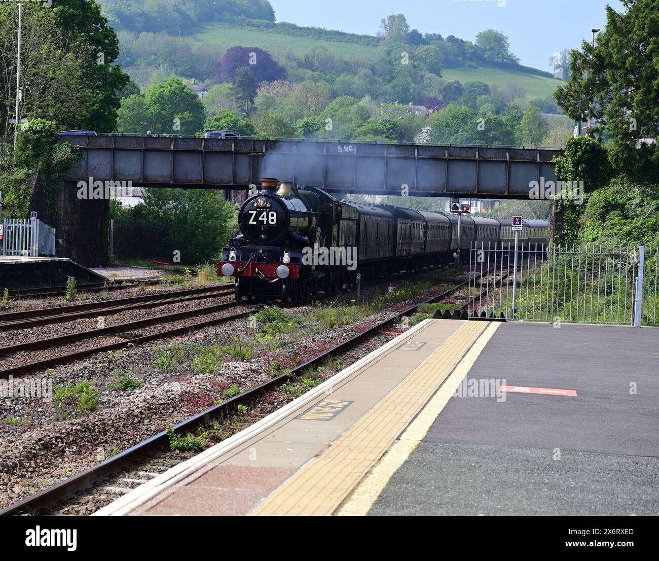 Castello GWR classe No. 7029 Castello di Clun che trasporta il tour ferroviario della "Great Western Railway" attraverso Totnes, nel Devon meridionale. Foto Stock