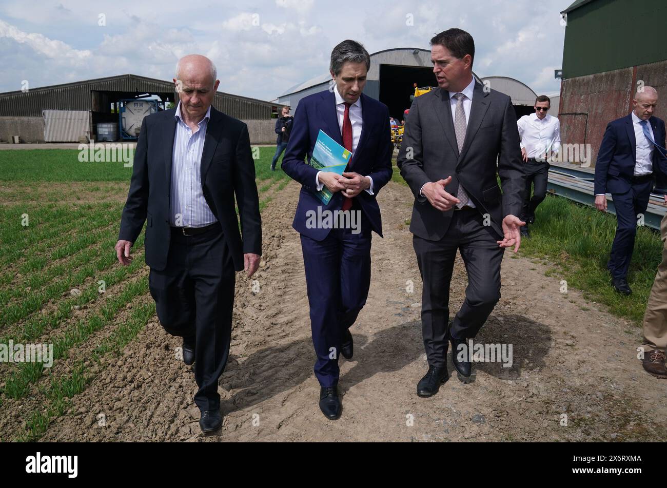 Il Taoiseach Simon Harris (al centro), il ministro Martin Heydon (a destra) e Eddie Downey, presidente del fine Gael Agriculture, Food and Rural Development Forum (NAFRD) (a sinistra) si incontrano nella fattoria di Philip Harris in Co. Kildare, per discutere i piani per una nuova partnership con gli agricoltori. Data foto: Giovedì 16 maggio 2024. Foto Stock