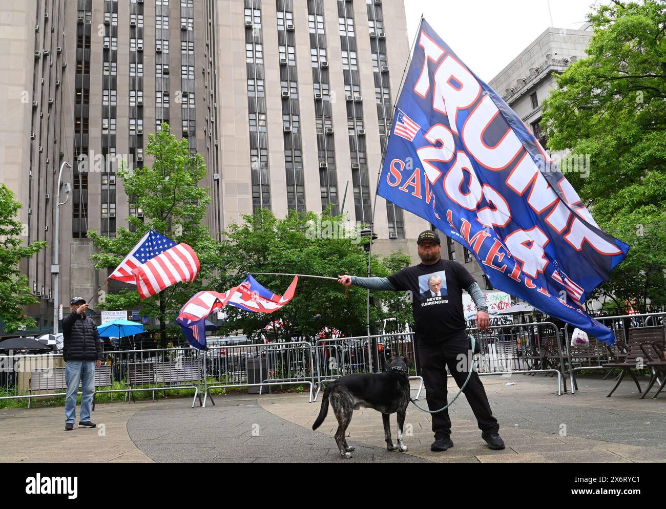 New York, Stati Uniti. 15 maggio 2024. I dimostranti pro-Trump sono visti fuori dal Criminal Court Building di Manhattan giovedì 16 maggio 2024 a New York. Il processo con soldi di punta contro l'ex presidente Donald Trump continua con il suo ex avvocato Michael Cohen che ha preso posizione per il terzo giorno. Foto di Louis Lanzano/UPI credito: UPI/Alamy Live News Foto Stock