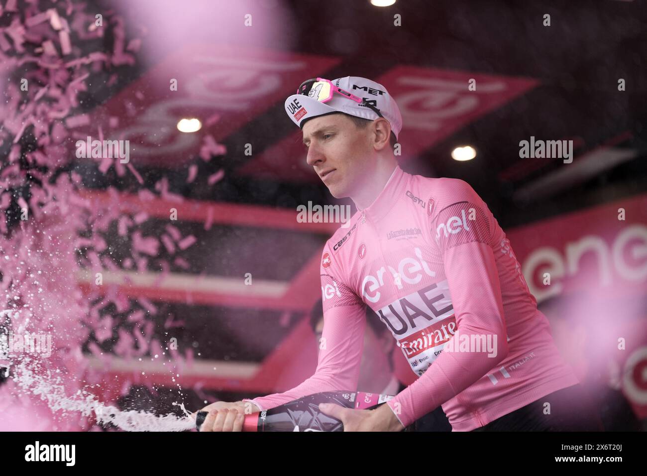 Fano, Italia. 16 maggio 2024. Pogacar Tadej (Team UAE Emirates) maglia rosa a la ena della 12a tappa del giro d'Italia da Martinsicuro a Fano, Italia - giovedì 16 maggio 2024 - Sport, Ciclismo (foto di massimo Paolone/LaPresse) crediti: LaPresse/Alamy Live News Foto Stock