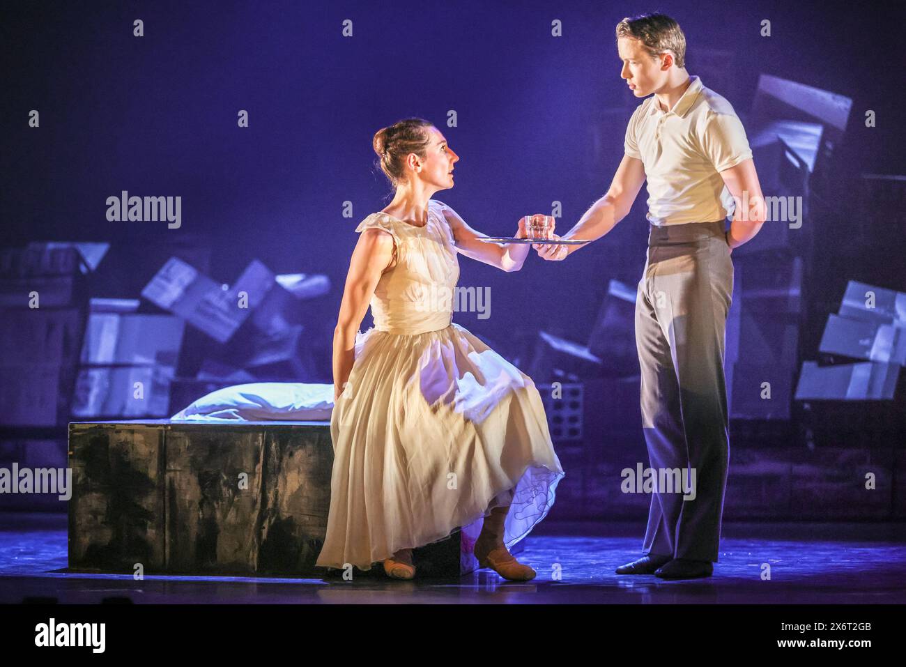 Londra, Regno Unito. 16 maggio 2024. Lo Scottish Ballet presenta il loro adattamento della commedia di Tennessee Williams "A Streetcar Named Desire" al Sadler's Wells Theatre di Londra dal 16 al 19 maggio. Cast: Marge Hendrick (Blanche Du Bois), Evan Loudon (Stanley Kowalski), Claire Souet (Stella Kowalski) e lo Scottish Ballet. Crediti: Imageplotter/Alamy Live News Foto Stock