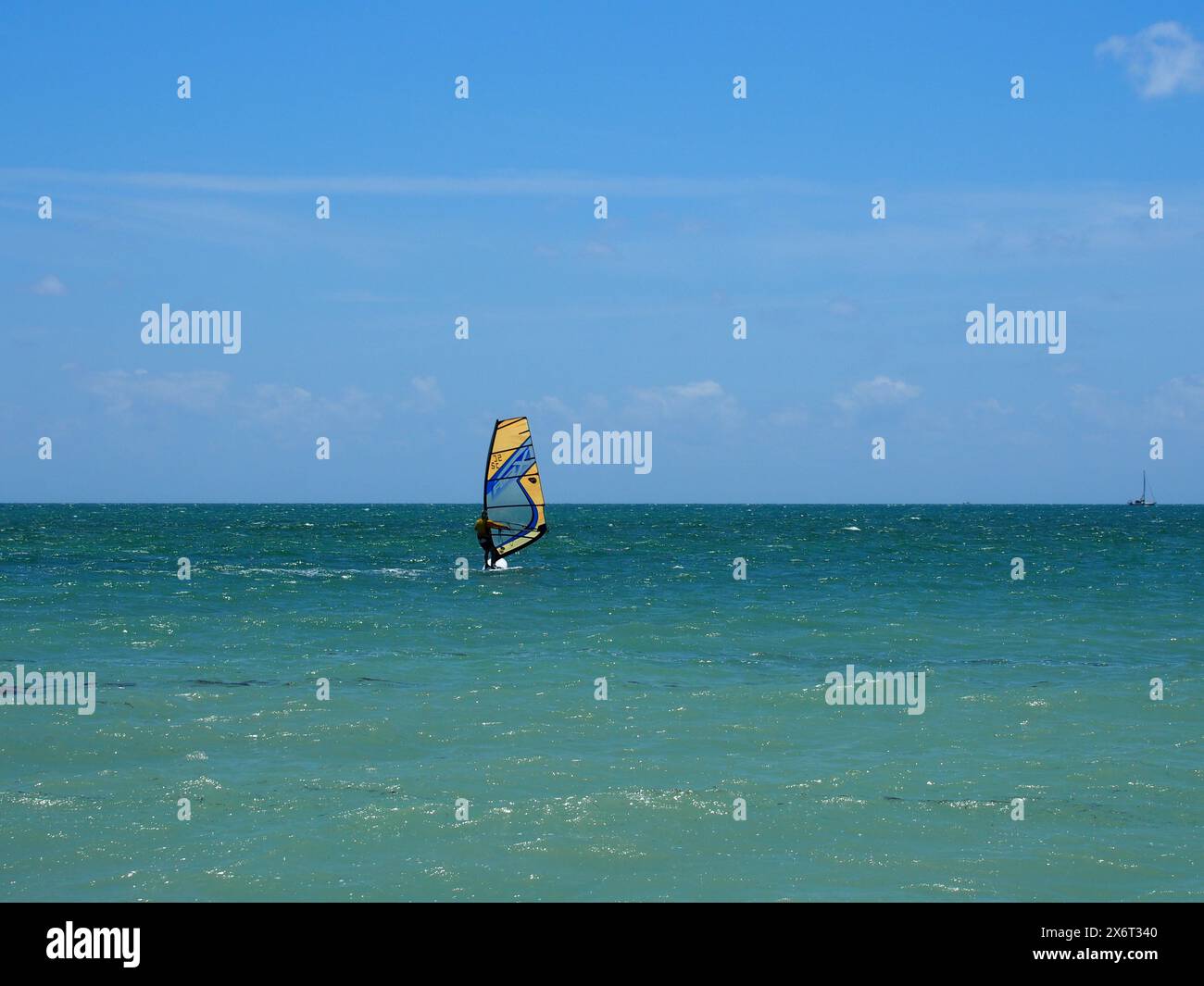 Man windsurf nello stretto di Florida, Key West, Florida, USA, 16 aprile, 2024 Foto Stock
