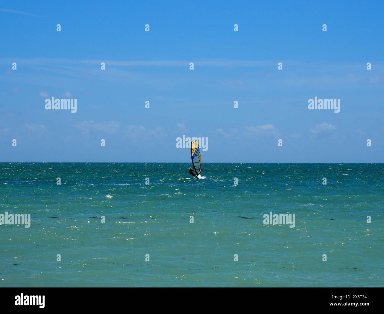 Man windsurf nello stretto di Florida, Key West, Florida, USA, 16 aprile, 2024 Foto Stock