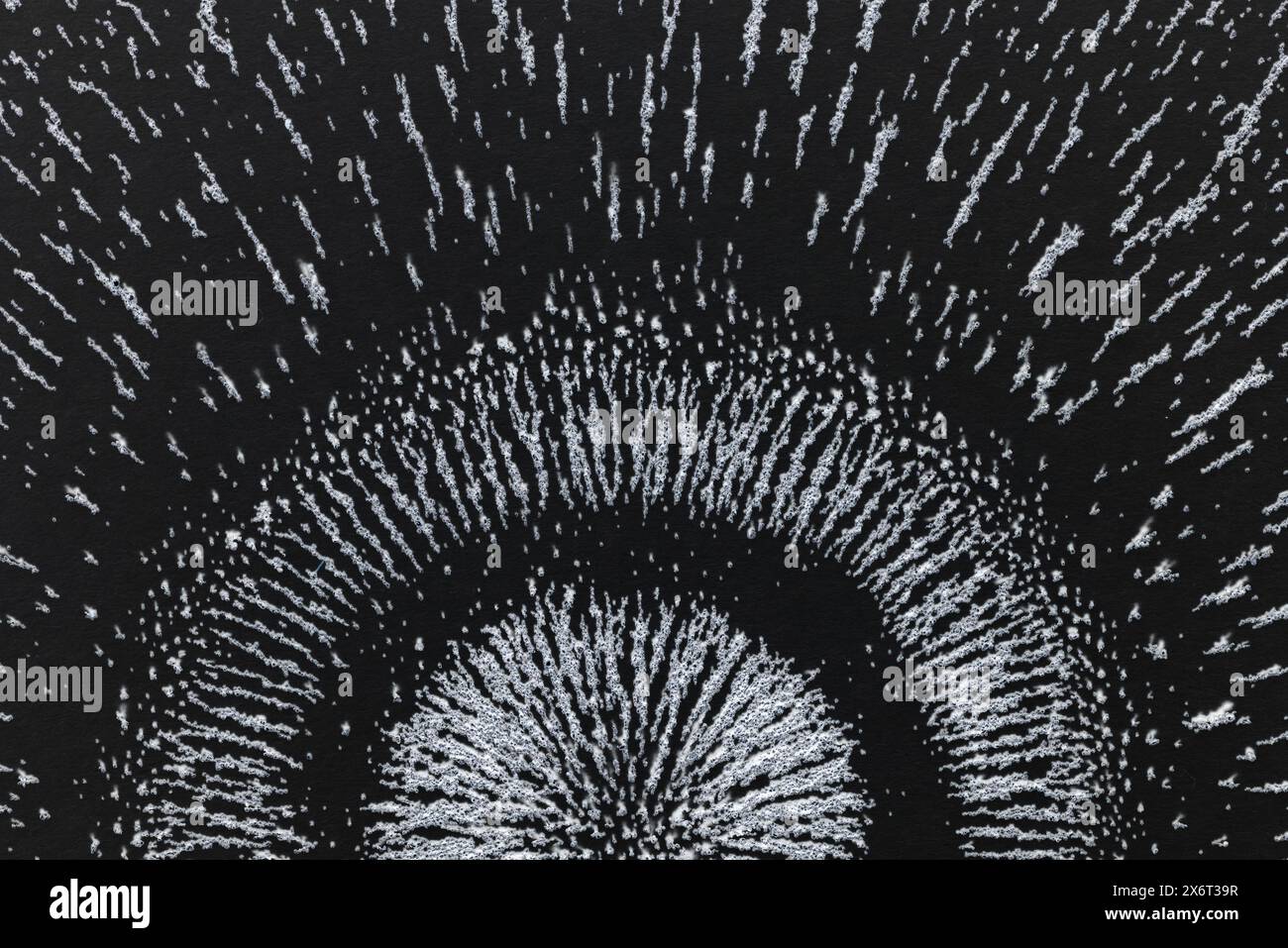 Campi magnetici intorno a un altoparlante utilizzati con l'elettricità per generare il suono dall'attrazione oscillante e dal magnetismo circolare di radiazione di repulsione Foto Stock