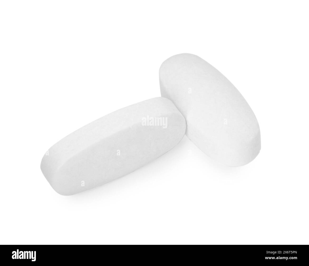 Pillole vitaminiche isolate su bianco. Supplemento di salute Foto Stock