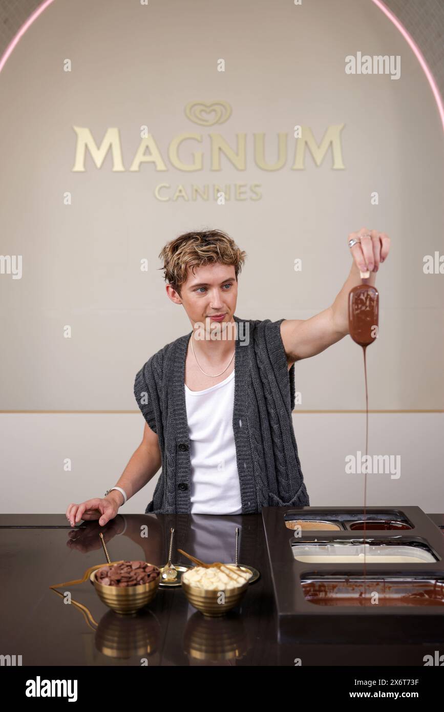 SOLO PER USO EDITORIALE Troye Sivan al Dipping Bar Experience al Magnum ovunque il piacere vi porti a fare festa a Cannes, Francia. Data foto: Giovedì 16 maggio 2024. Magnum Ice Cream collabora con il cantante e attore australiano Troye Sivan, vincitore del premio mondiale e nominato ai Grammy, per creare tre remix completamente nuovi della sua traccia "Honey", che celebrano il lancio dei nuovissimi sapori estivi del marchio, Euphoria, Wonder e Chill. Il credito fotografico dovrebbe essere: James Speakman/PA Media Assignments Foto Stock