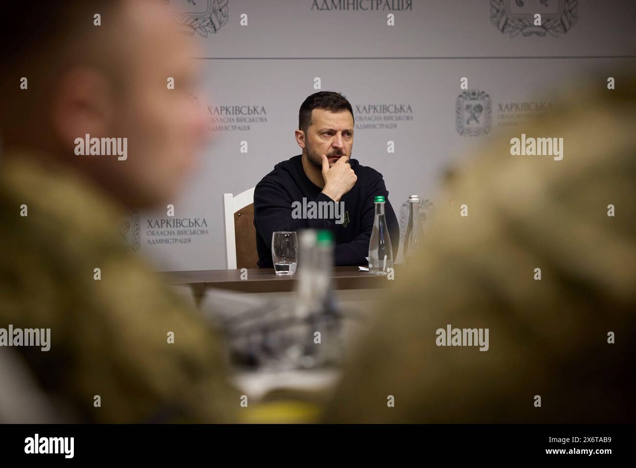 Charkiv, Ucraina. 16 maggio 2024. Il presidente ucraino Volodymyr Zelenskyy è informato sui combattimenti in prima linea dallo staff del comandante supremo in capo a Charkiv, 16 maggio 2024, nella regione di Charkiv, Ucraina. Credito: Presidenza Ucraina/Ufficio stampa presidenziale ucraino/Alamy Live News Foto Stock