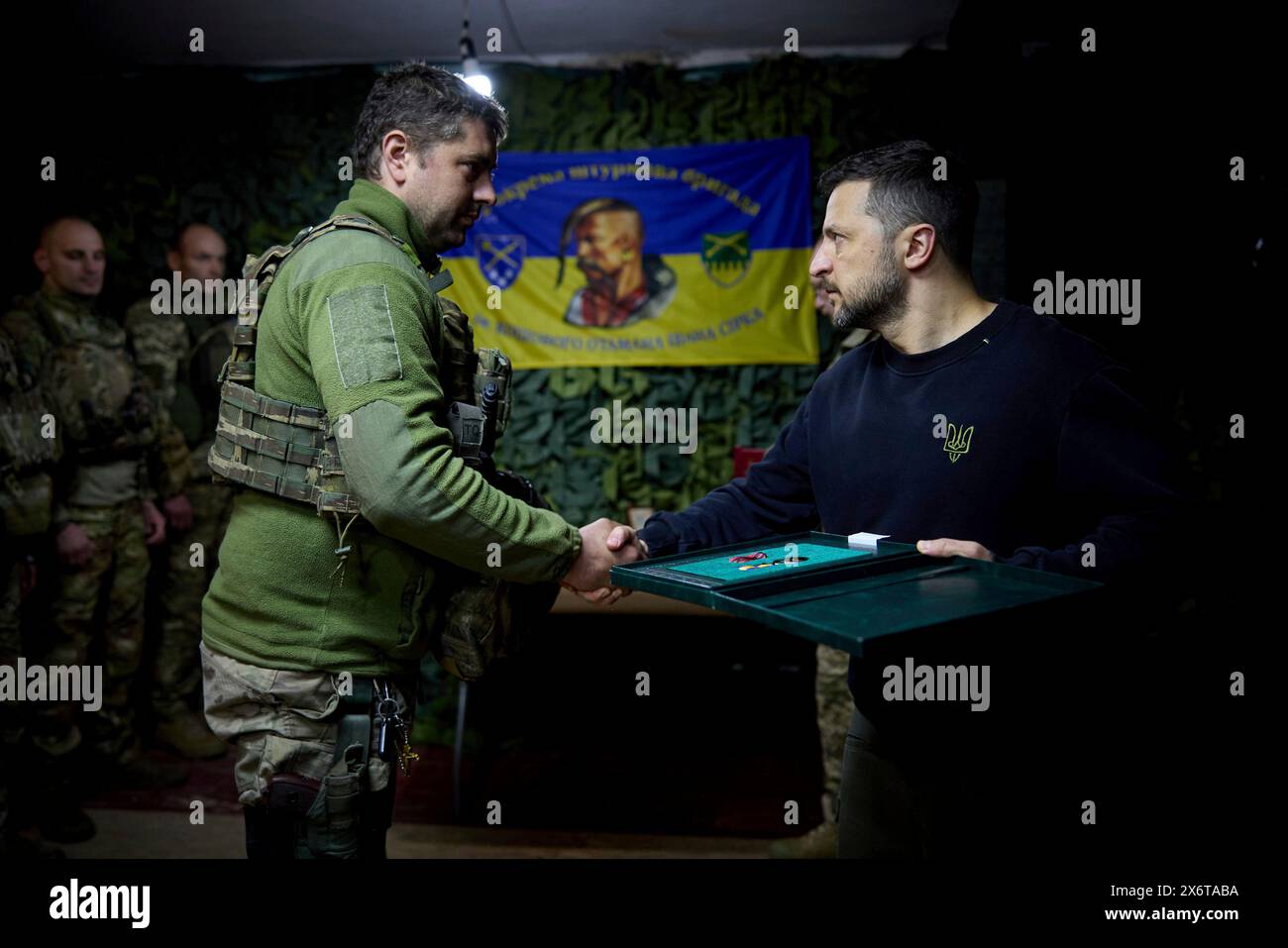 Charkiv, Ucraina. 16 maggio 2024. Il presidente ucraino Volodymyr Zelenskyy, a destra, presenta medaglie militari ai soldati con la 92a brigata d'assalto separata che combatte le forze russe in prima linea, 16 maggio 2024, nella regione di Charkiv, Ucraina. Credito: Presidenza Ucraina/Ufficio stampa presidenziale ucraino/Alamy Live News Foto Stock