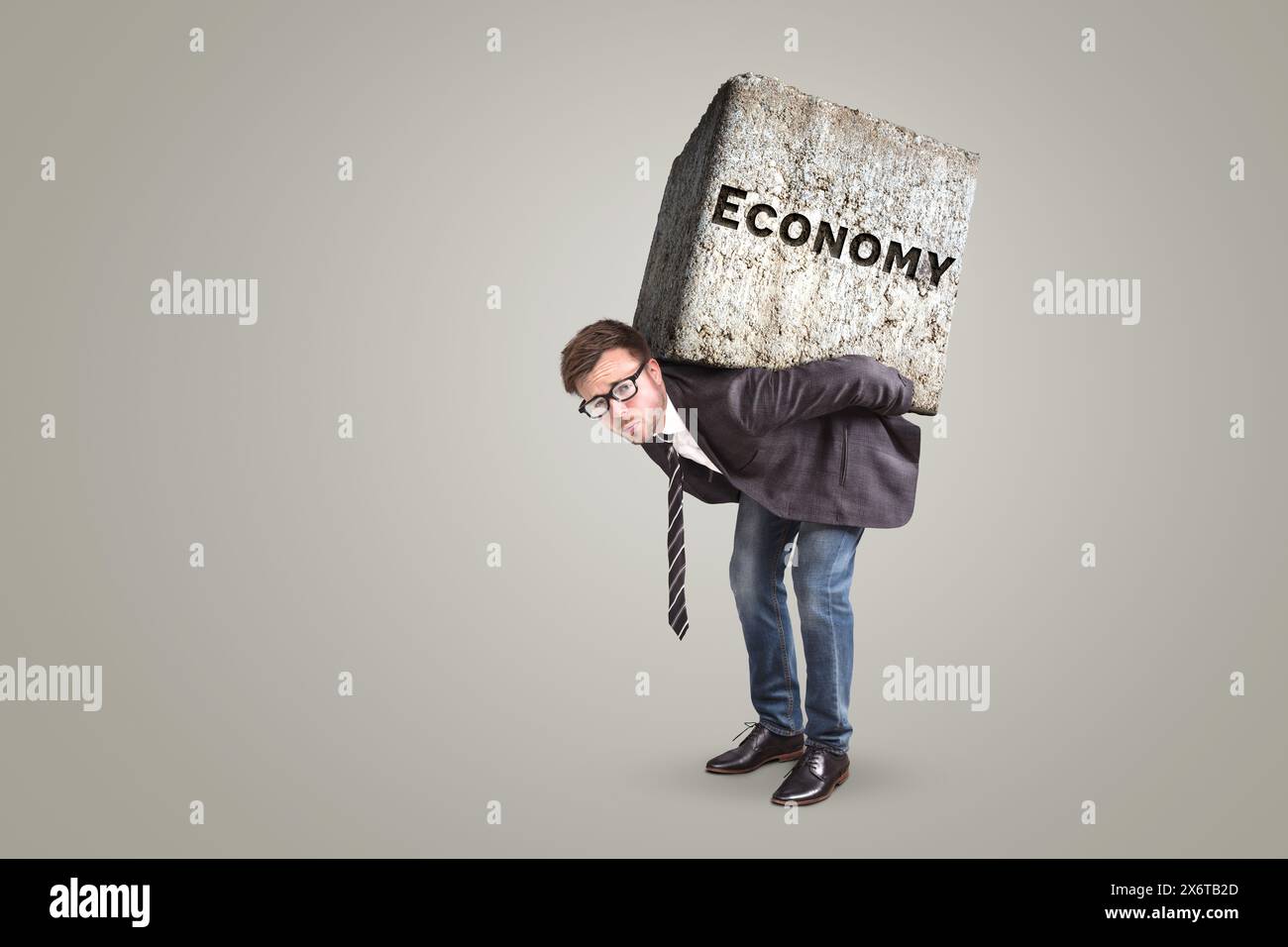 Uomo che lotta sotto una forte pressione economica Foto Stock